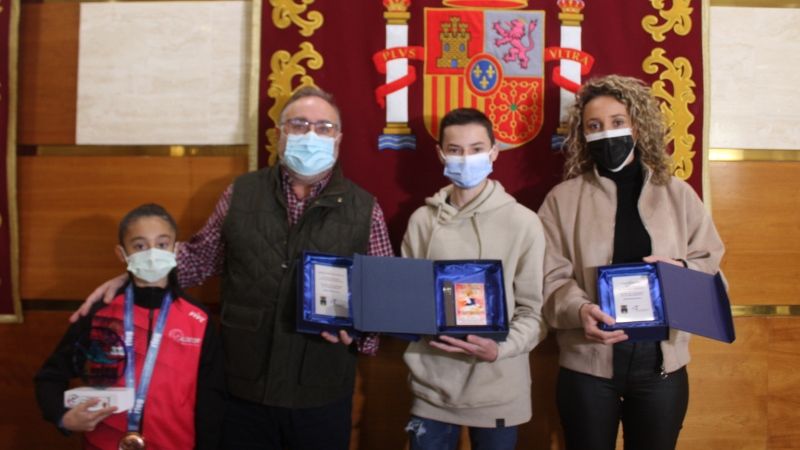 El judoca Samuel Martos y la gimnasta Lucía Marín son recibidos por el alcalde tras sus recientes éxitos deportivos