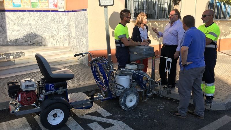 El Ayuntamiento asume el servicio de señalización horizontal con una maquinaria propia