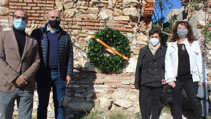 Una sencilla ofrenda floral centra el homenaje a Torrijos en la Alquería del Conde de Mollina