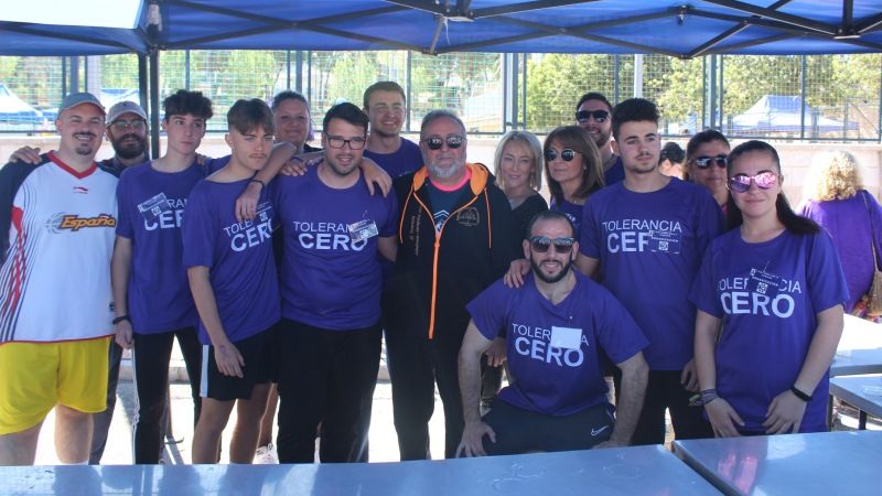 Una jornada festiva y reivindicativa para celebrar el 8-M reúne a decenas de familias