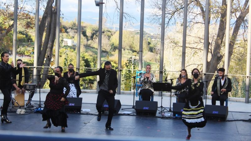 La zambombá flamenca de Antonio de Verónica y Saray Cortés triunfa en El Portón