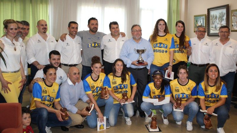 Villanova se compromete a dar más apoyo institucional y promoción pública al Asisa Alhaurín de la Torre