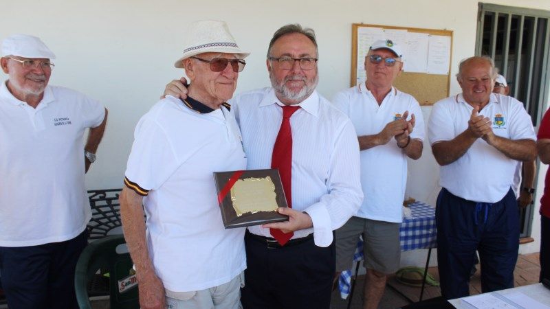 Emotivo homenaje a Juan Herrera, uno de los miembros más longevos del club de petanca
