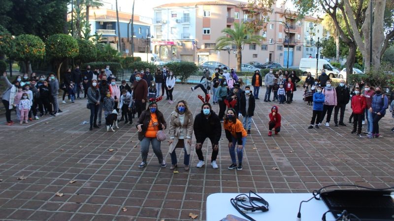 El concurso ‘Aguinaldeo’ congrega a decenas de familias en busca de regalos ocultos por el pueblo