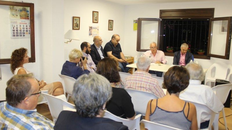 La sede vecinal de Retamar fue escenario de una lectura poética a cargo de Jose Sarria