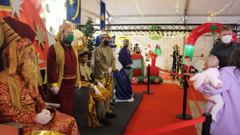 Los Reyes Magos visitan el Jardín Mágico de la Navidad de la plaza de España