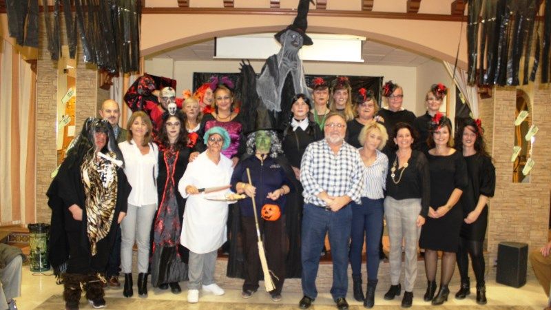 Los mayores celebran su particular Fiesta de Halloween con una multitudinaria merienda