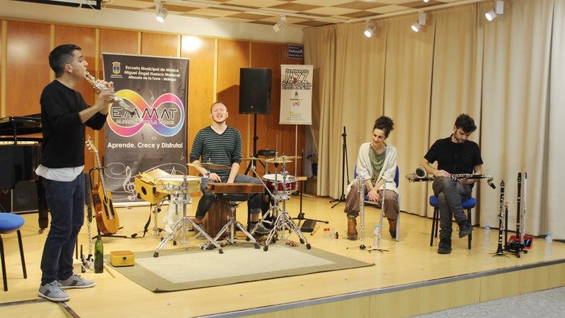 Un original concierto de dúos llena la Escuela de Música de sonidos latinoamericanos
