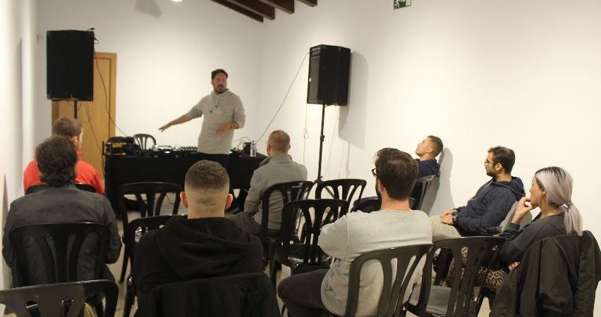 Una docena de alumnos asiste al curso de Iniciación a la Mezcla Digital con CDJS