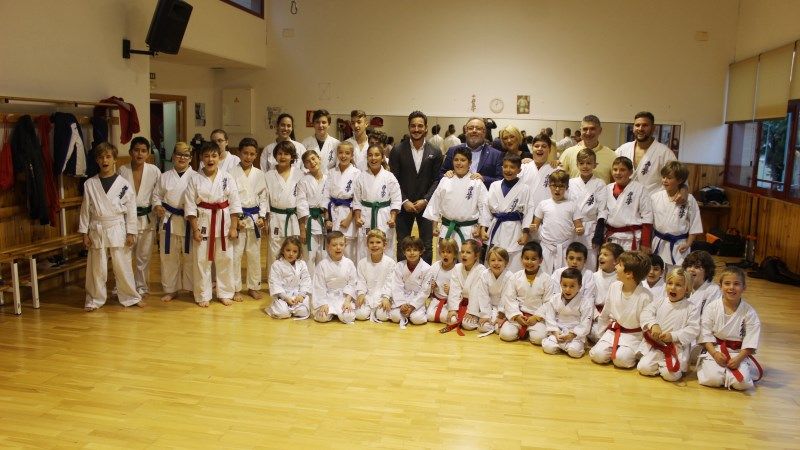 El subcampeón del mundo de Karate departe con los niños de la escuela municipal