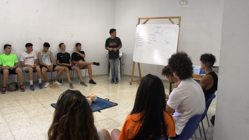 Una treintena de alumnos participa en un curso de Primeros Auxilios