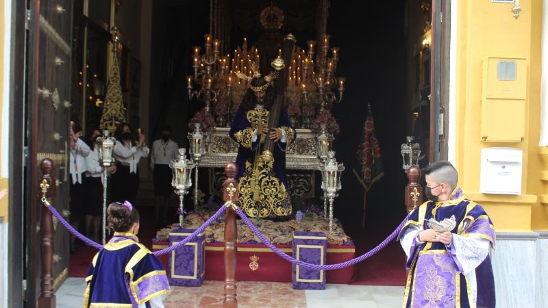 Los Moraos presentan los nuevos enseres y la túnica del Sagrado Titular en un altar junto a la Casa Hermandad
