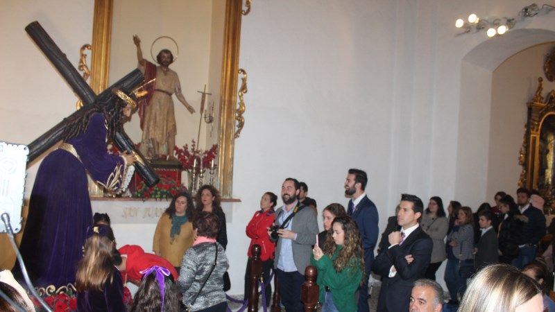 Los Moraos celebran el besapiés a Nuestro Padre Jesús