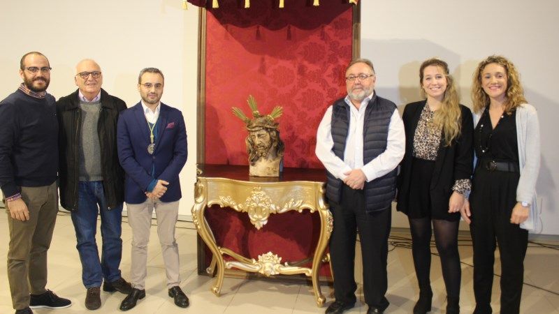 Luz y Ánimas presenta el retablo cerámico de la Virgen y el busto del Cristo de la Salud