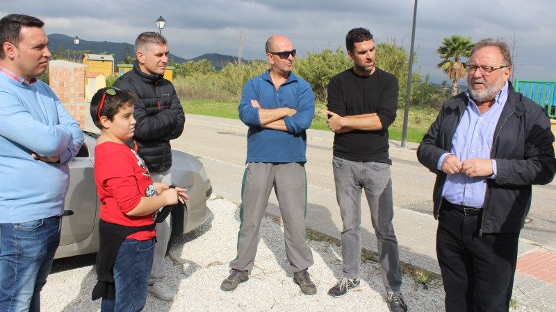 VIllanova y Ruiz visitan a los vecinos de Peralta y confirman el inminente comienzo de las obras de la pista polideportiva
