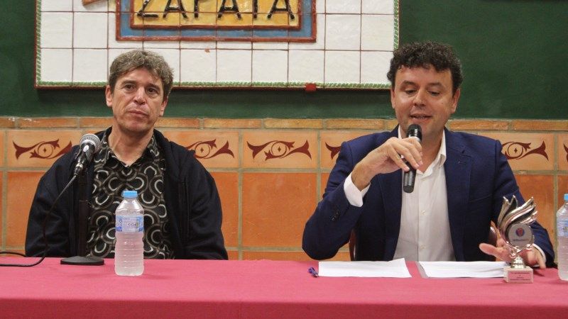 Un Javier Ojeda intimista y cercano cautiva al público de la Peña Zapata