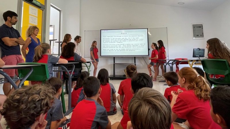Alumnos de El Pinar donan más de 1.000 euros a la Fundación Andrés Olivares con la venta de productos y servicios de sus ‘microempresas’