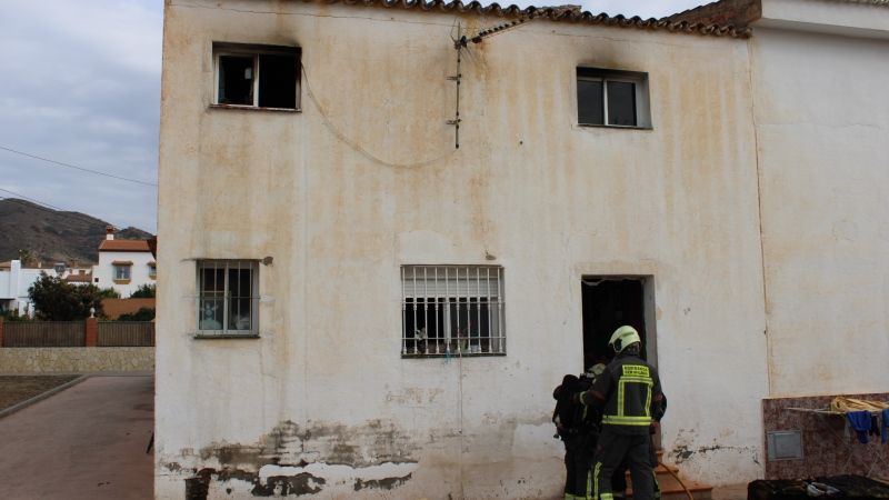 Rescatados tres miembros de una misma familia en el incendio de su casa en Torrealquería