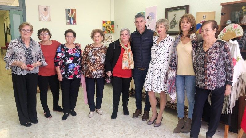 La Asociación de Mujeres Victoria Kent expone los trabajos del taller de Manualidades