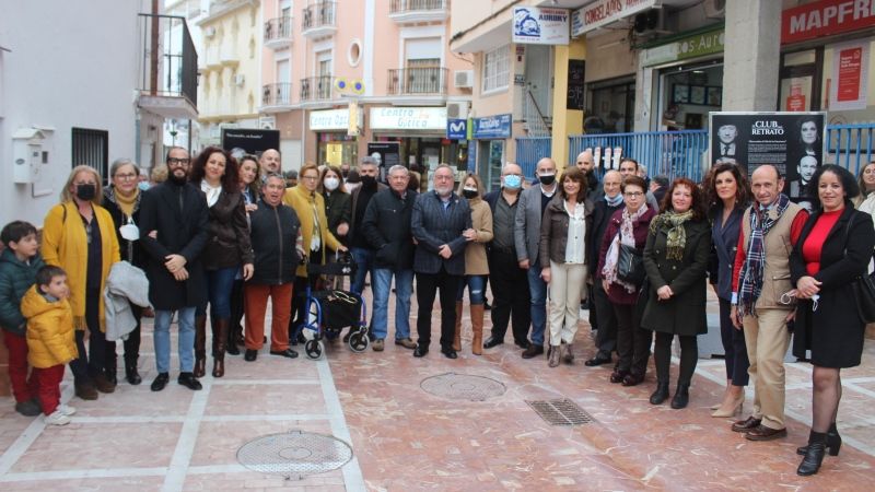Multitudinaria inauguración de la muestra ‘El Club del Retrato’ en los paneles de calle Málaga