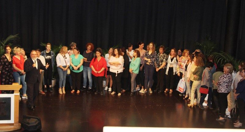 Decenas de alumnos y alumnas participan en el acto de clausura de los talleres municipales