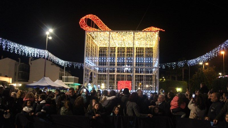 Multitudinaria inauguración del alumbrado artístico de Navidad en la plaza de España