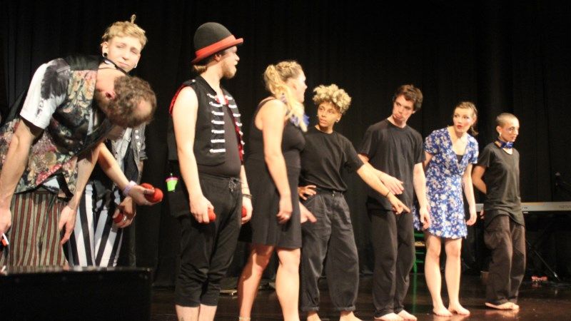 Interesante muestra juvenil de artes escénicas, breakdance y acrobacias, englobadas en el espectáculo 'Participart'