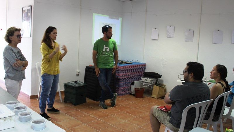 Los vecinos de Pinos de Alhaurín participan en los talleres de Compostaje convocados por el Ayuntamiento
