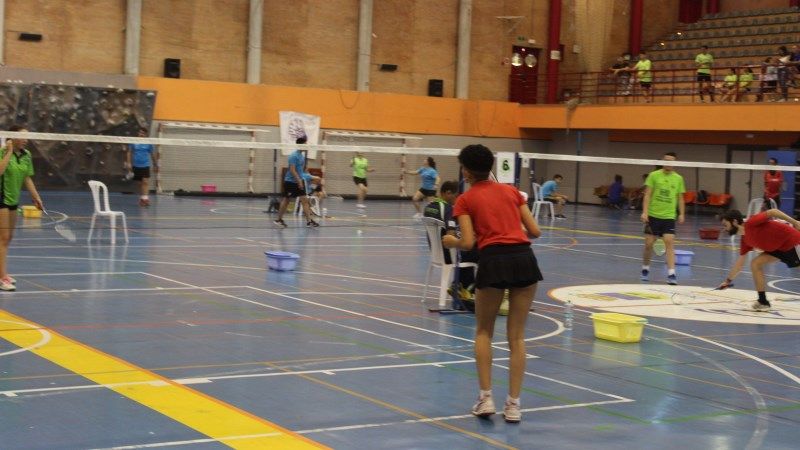 90 jugadores de 15 clubes disputan la fase final de la Liga Malagueña de Bádminton