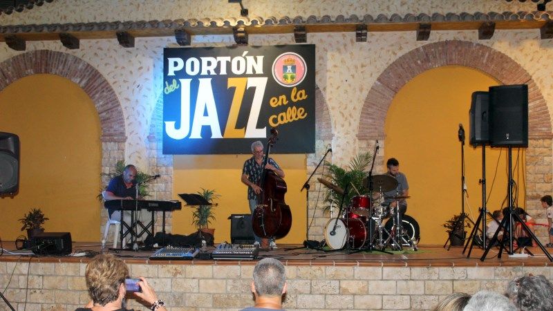 El grupo Daniel Amat Trío llevó la música del Portón del Jazz a la calle