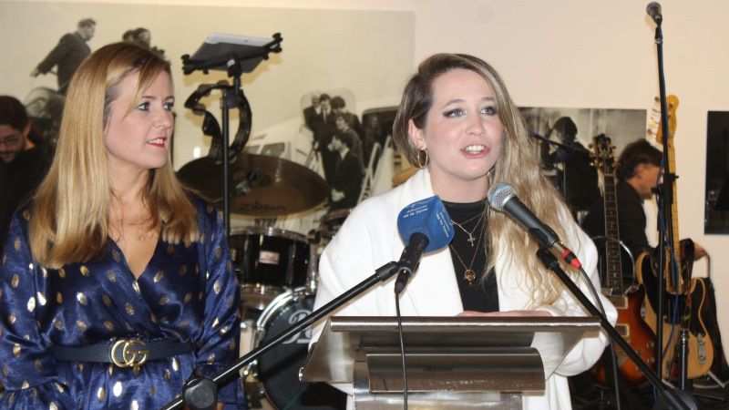 Inaugurada en El Portón la exposición de fotografías 'The Beatles VS The Rolling Stones'