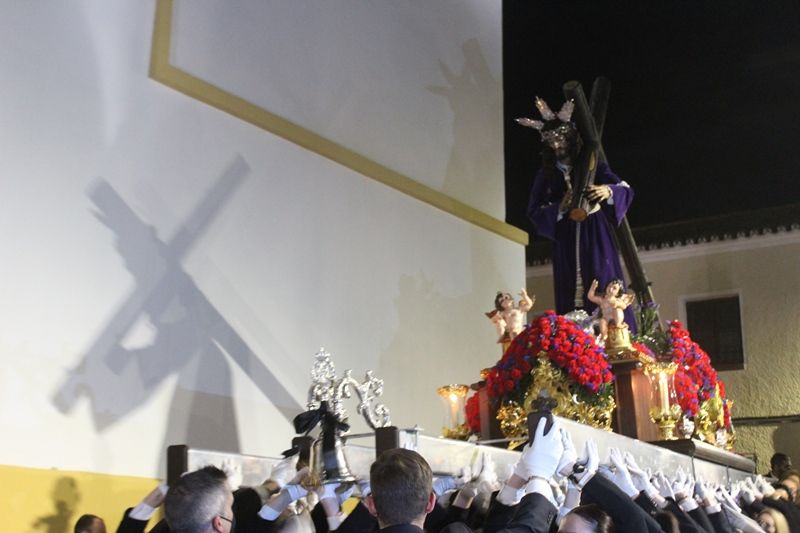 El Vía Crucis de los Moraos llena el Barrio Viejo de esplendor y recogimiento tras el parón de 2021