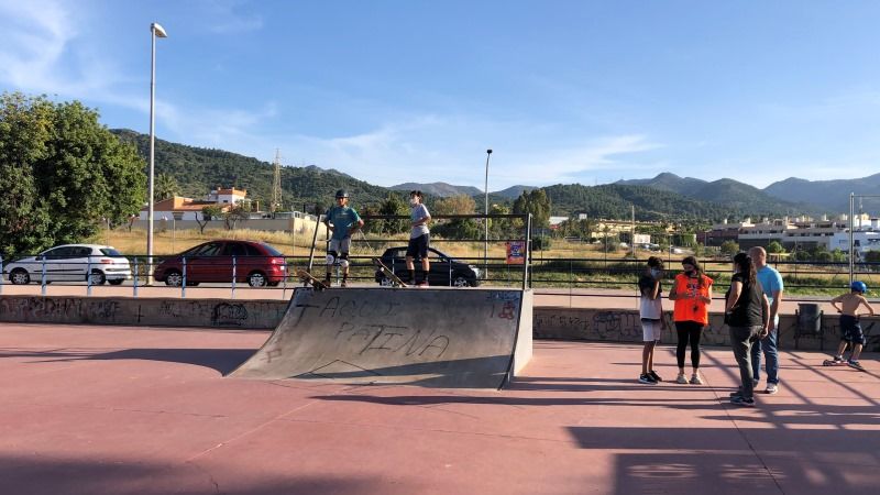 El programa 'Quedamos' reúne a numerosos jóvenes en el Skate Park municipal con todas las medidas de seguridad