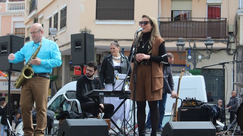 Un doble concierto amenizó el comercio local en el municipio con motivo del Día del Padre