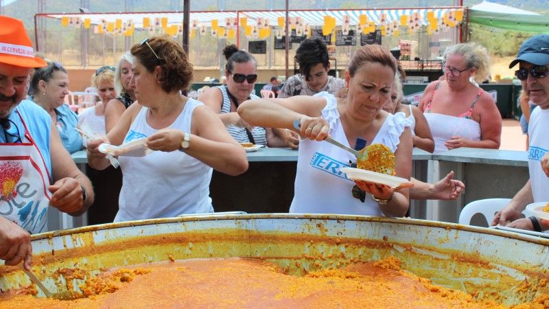 Una gran paella popular despide las fiestas de La Alquería en honor a Santa Ana