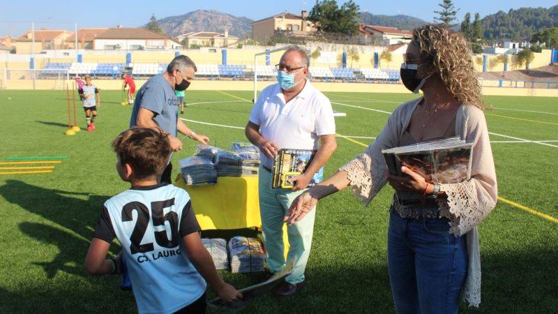 El alcalde visita al alumnado del CD Lauro en las renovadas instalaciones del estadio El Pinar