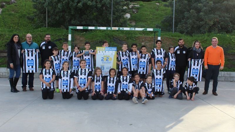 La Escuela Municipal de Balonmano recibe sus nuevas equipaciones