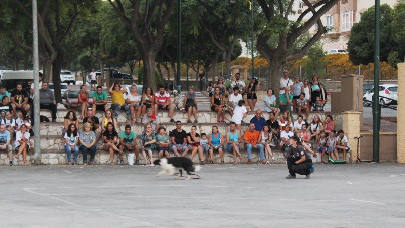 Exhibición de la unidad canina de Arrate en el recinto feria