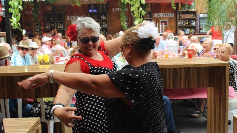 Los mayores disfrutan la Feria de Málaga por cortesía de la Peña Barcelonista y del Ayuntamiento