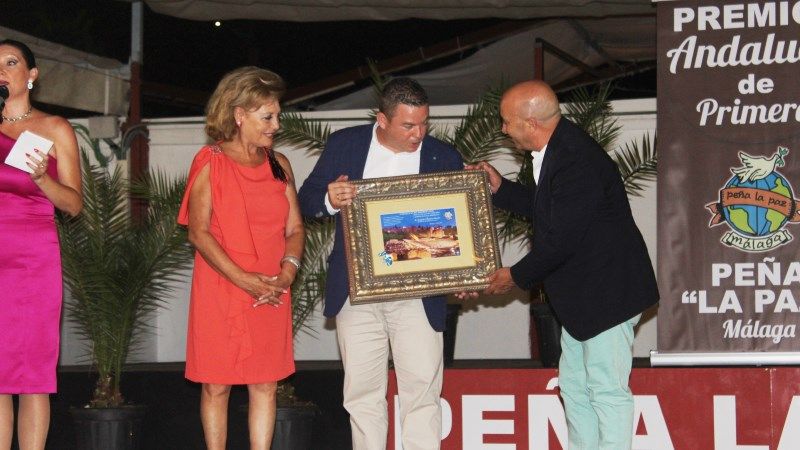 La Peña La Paz distingue al alcalde y al Ayuntamiento con el premio 'Andaluces de Primera'