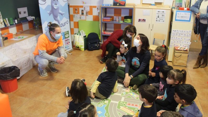 El alumnado del colegio Zapata recibe una charla sobre el ahorro de agua y el consumo responsable