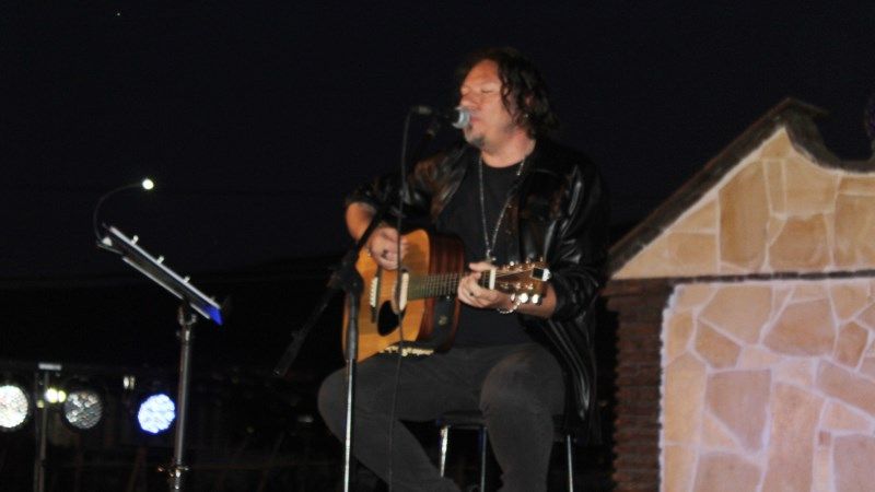 Salvi Pariente emociona al público de El Peñón en su concierto del ciclo 'De Plaza en Plaza'
