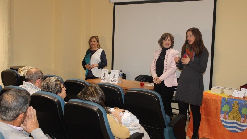 Presentado el libro 'El cielo desde abajo', cuya recaudación irá a parar a dos ONG de la provincia