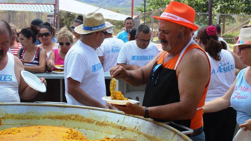 Una multitudinaria degustación de paella despide la feria de La Alquería en honor de Santa Ana