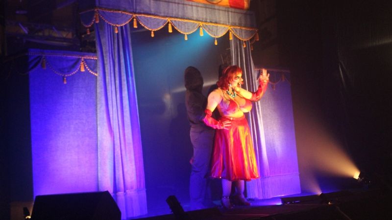 ‘ES-PUTO Cabaret’, la emblemática obra de títeres de Ángel Calvente, triunfa en Alhaurín de la Torre