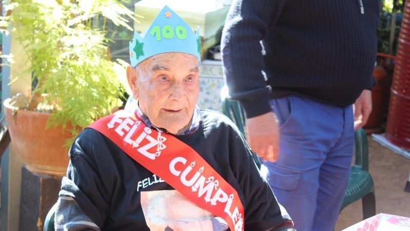 El alcalde y la concejala del Mayor visitan a Antonio Burgos, vecino que acaba de cumplir 100 años