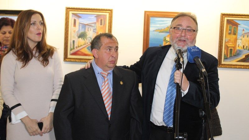 La inauguración de la exposición de Manolo González Roldán congregó a numerosos alhaurinos
