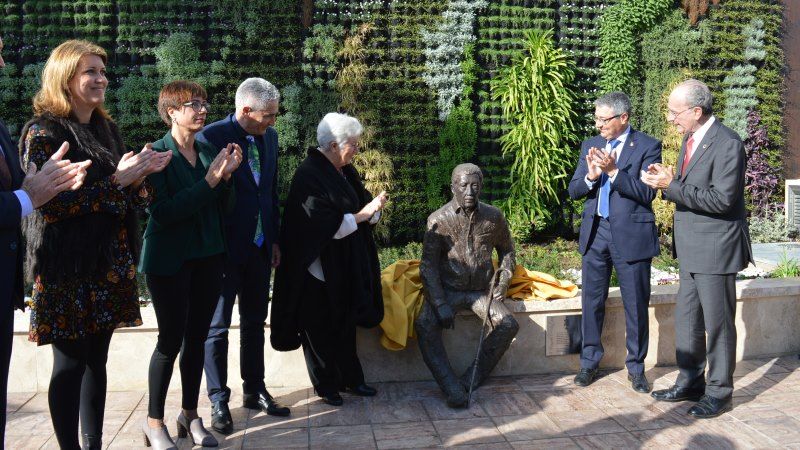 Salado: “Con esta escultura, el maestro Manuel Alcántara vive para siempre en Rincón de la Victoria”