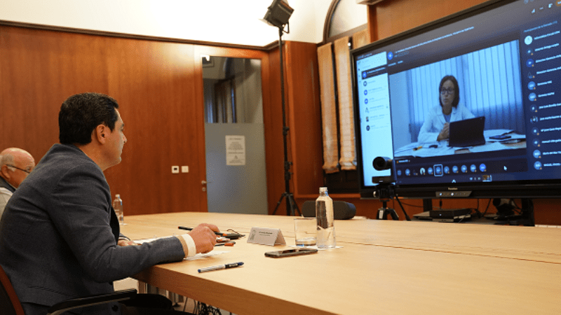 Moreno traslada a los gerentes del SAS las actuaciones del Gobierno andaluz ante el coronavirus y reconoce la labor de los sanitarios
