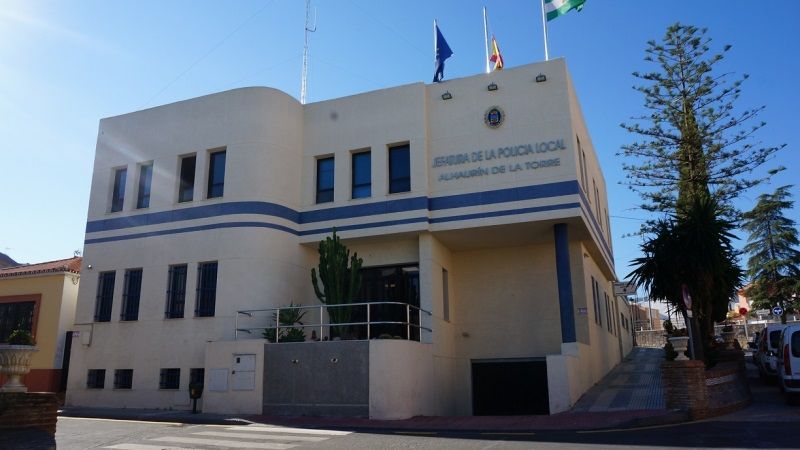 La Policía Local detiene a un individuo que fue sorprendido robando en el interior de vehículos
